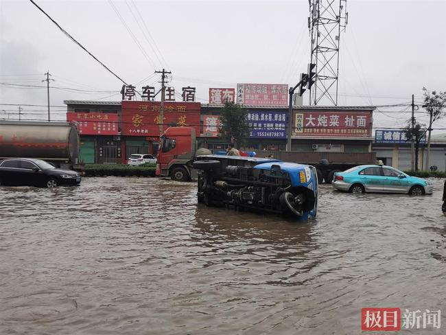 连续暴雨引发洪灾 山西新绛县数百米路段被水淹没