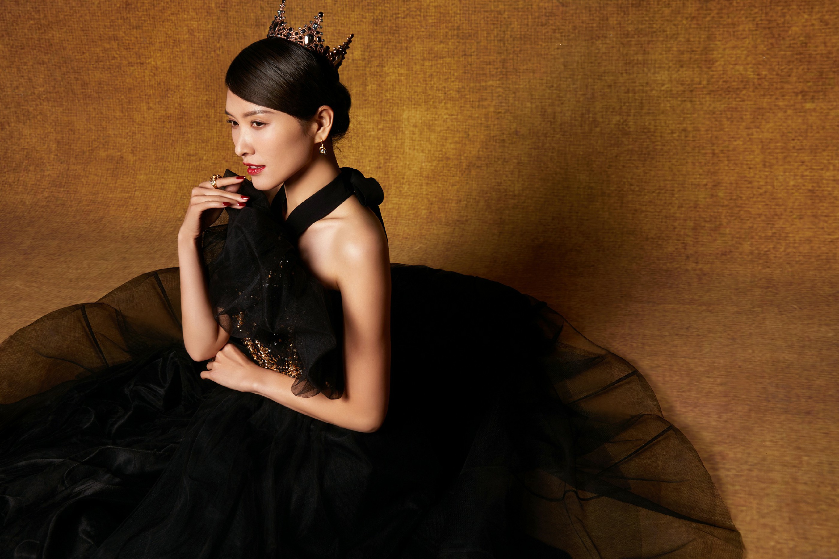 徐洁儿生日写真华丽女王范儿自信闪耀