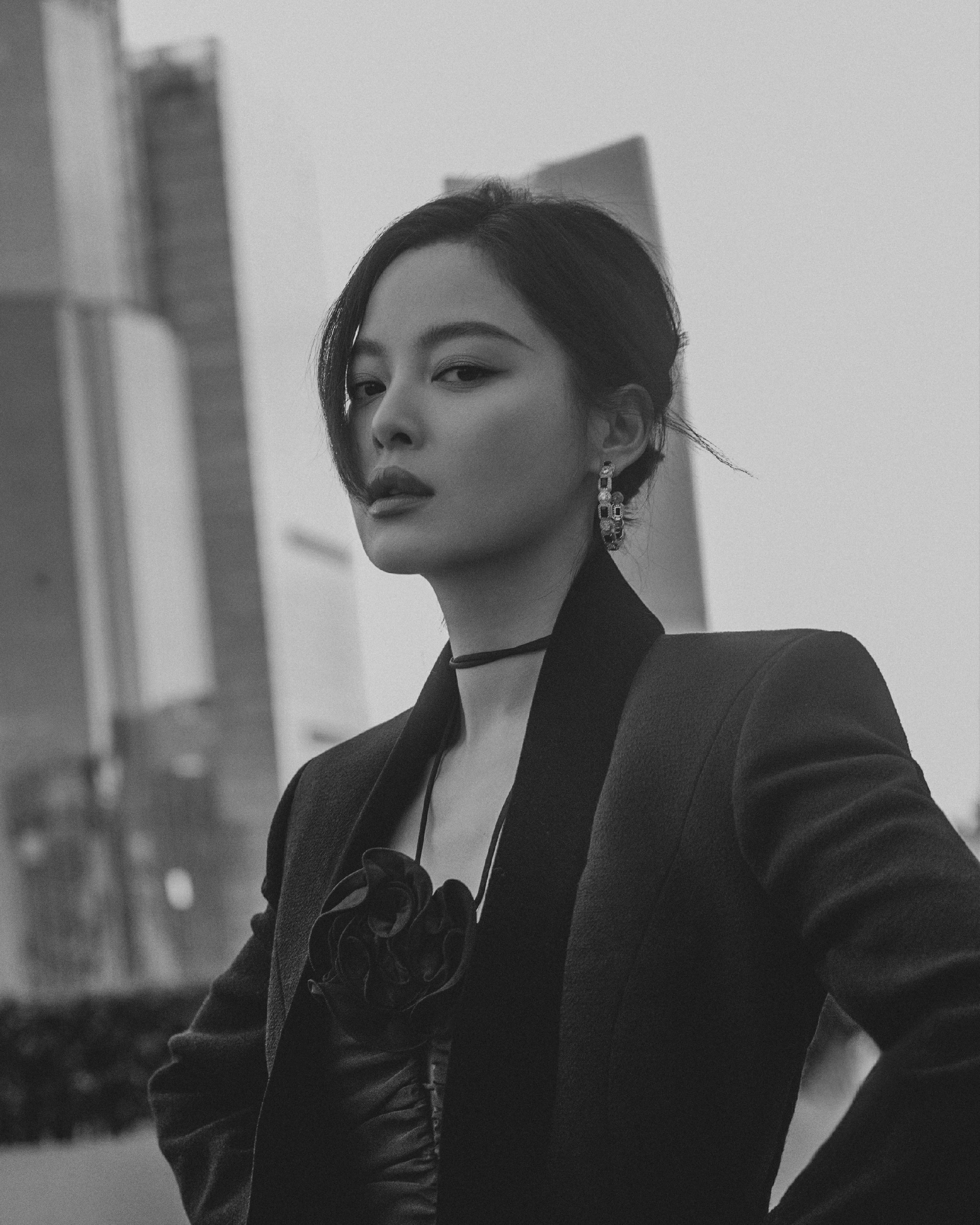 日前,辛芷蕾在上海出席某时尚品牌活动,黑色西装外套内搭丝绒短裙,将