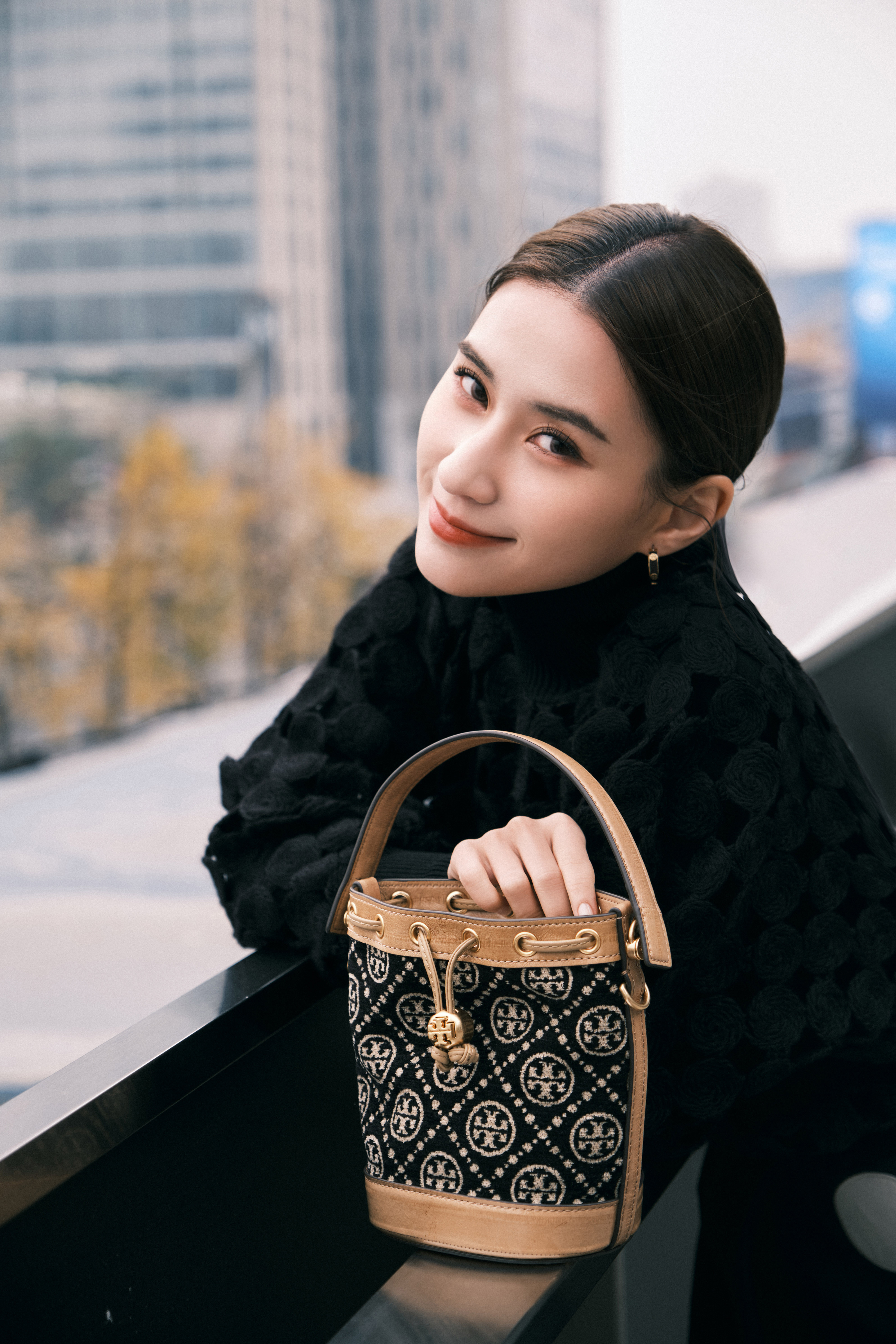 何超莲黑白复古波点裙造型出席活动优雅明媚演绎酷飒甜