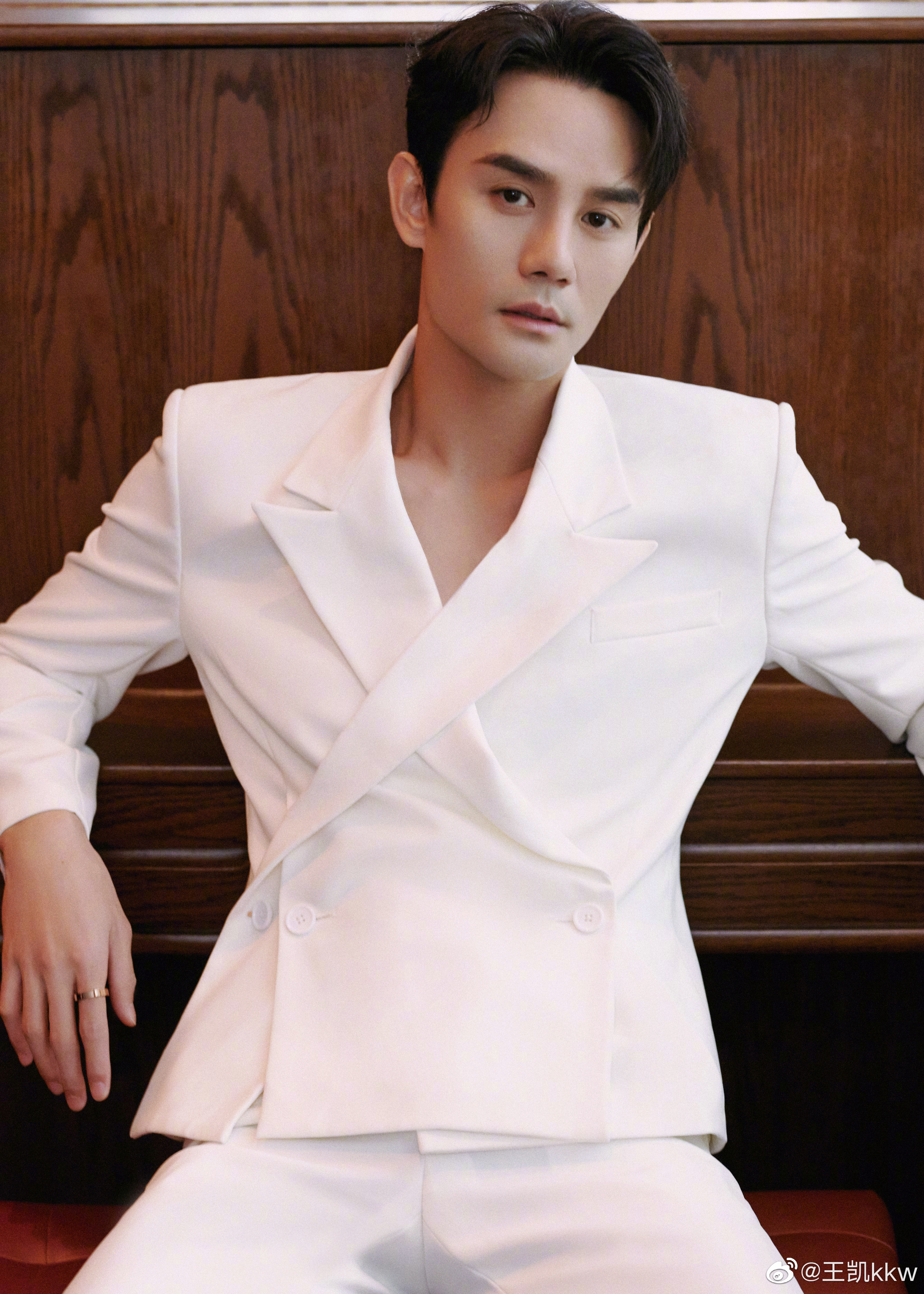王凯西服真是绝绝子新剧造型帅爆让人期待