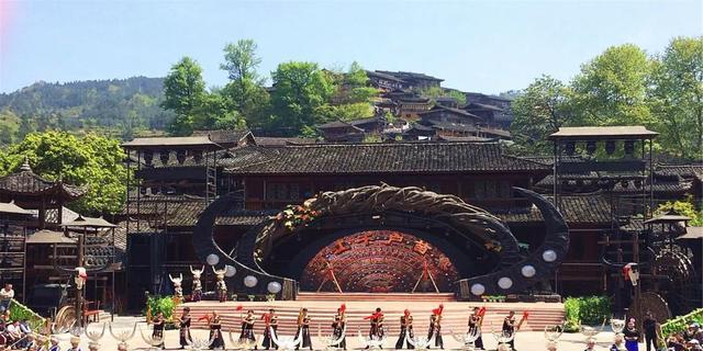 贵州六盘水市也有一个千户村寨大山里的特色彝族风情小镇