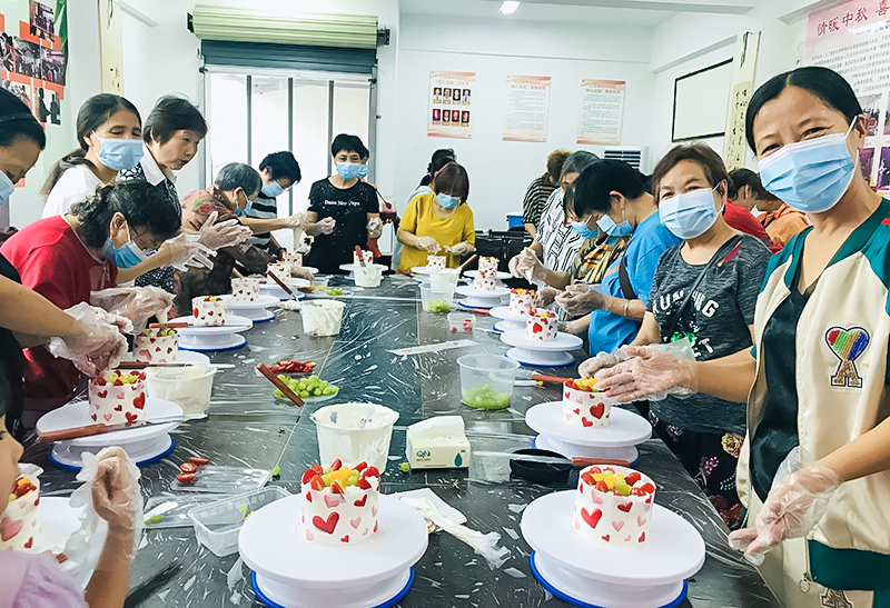 蛋糕diy主题活动让社区老人乐开怀