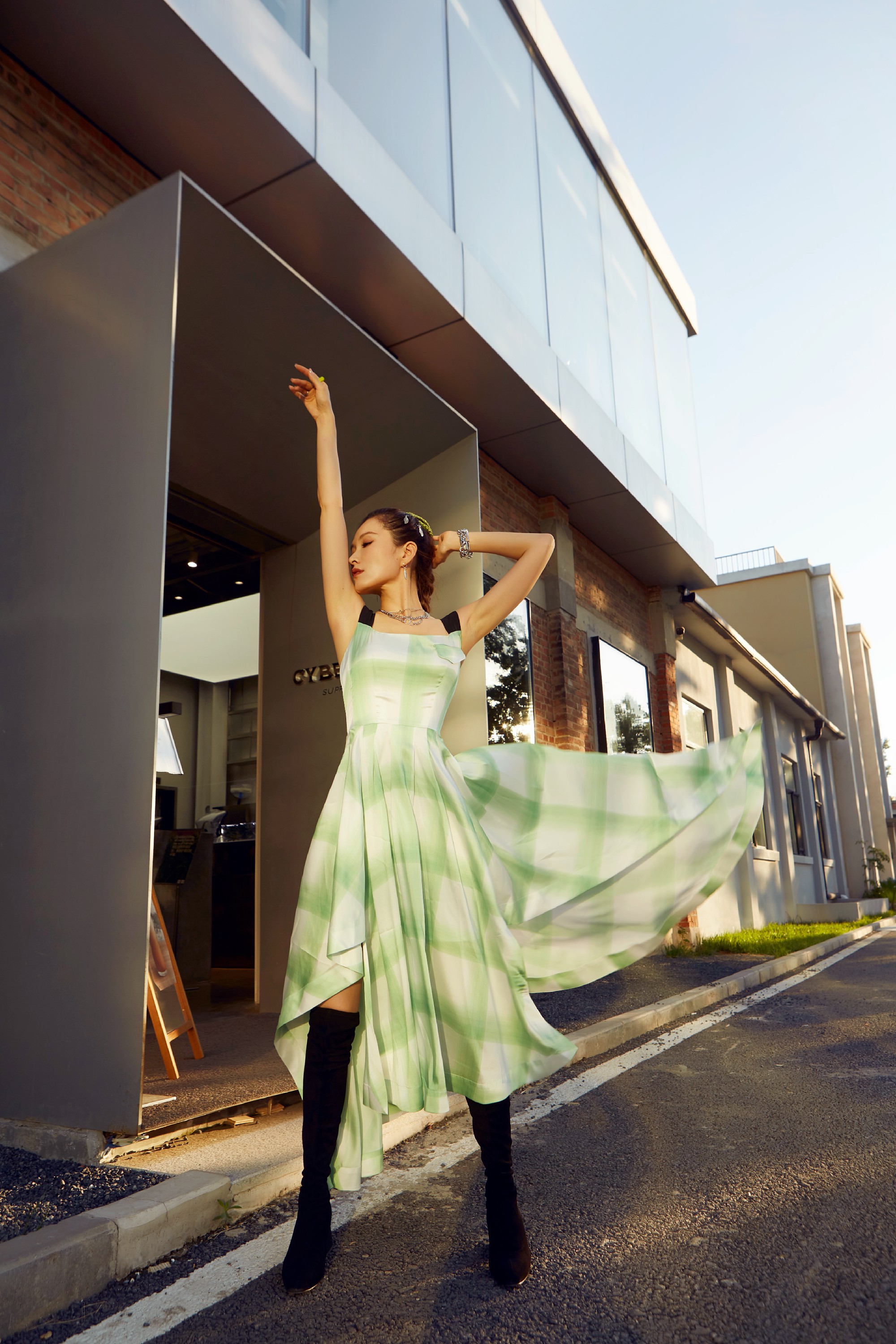 徐洁儿暖秋写真 酷飒风格个性十足