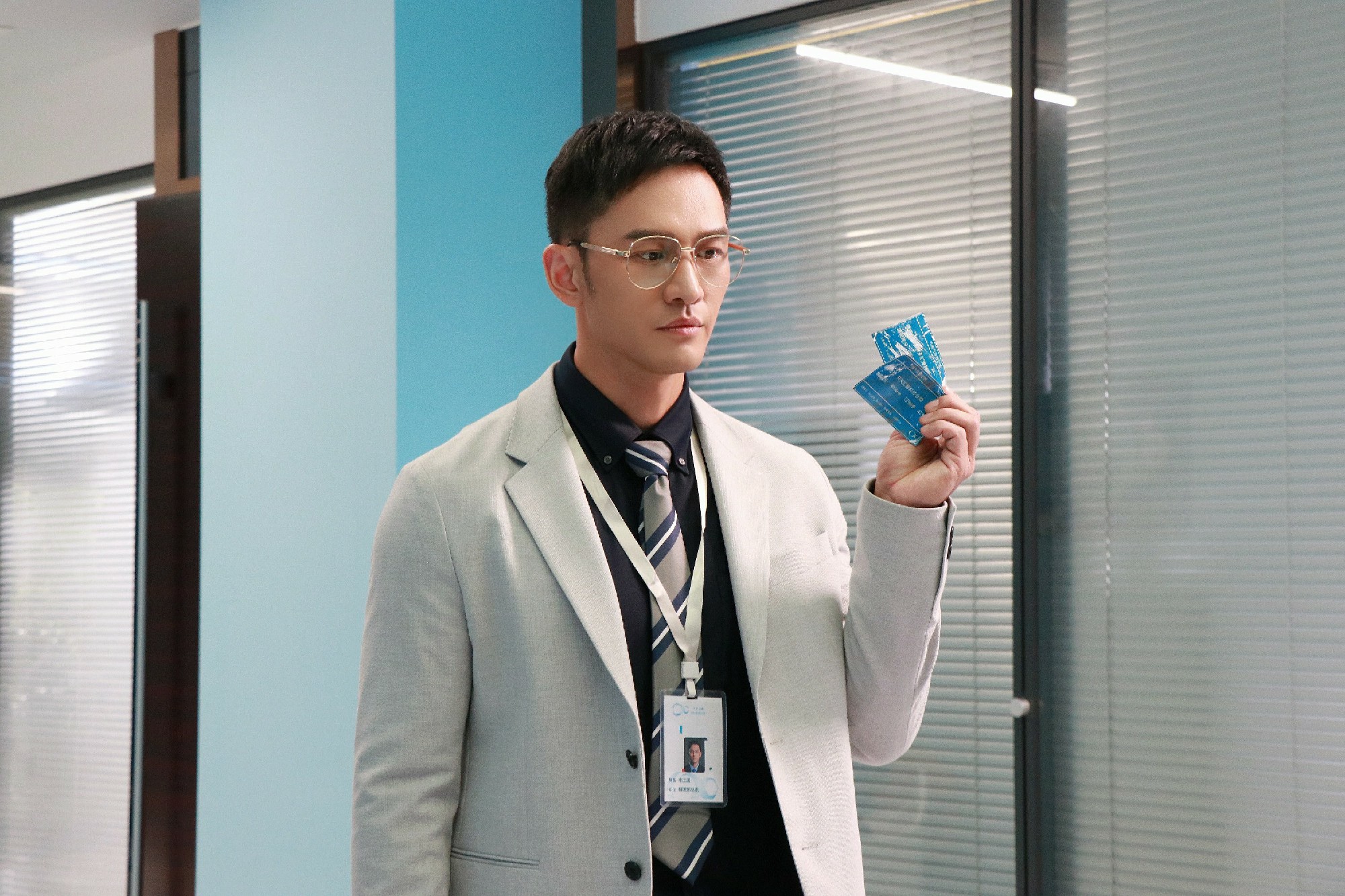 顾佑明拍吻戏靠腹肌支撑身体 网友:绅士手好圈粉了