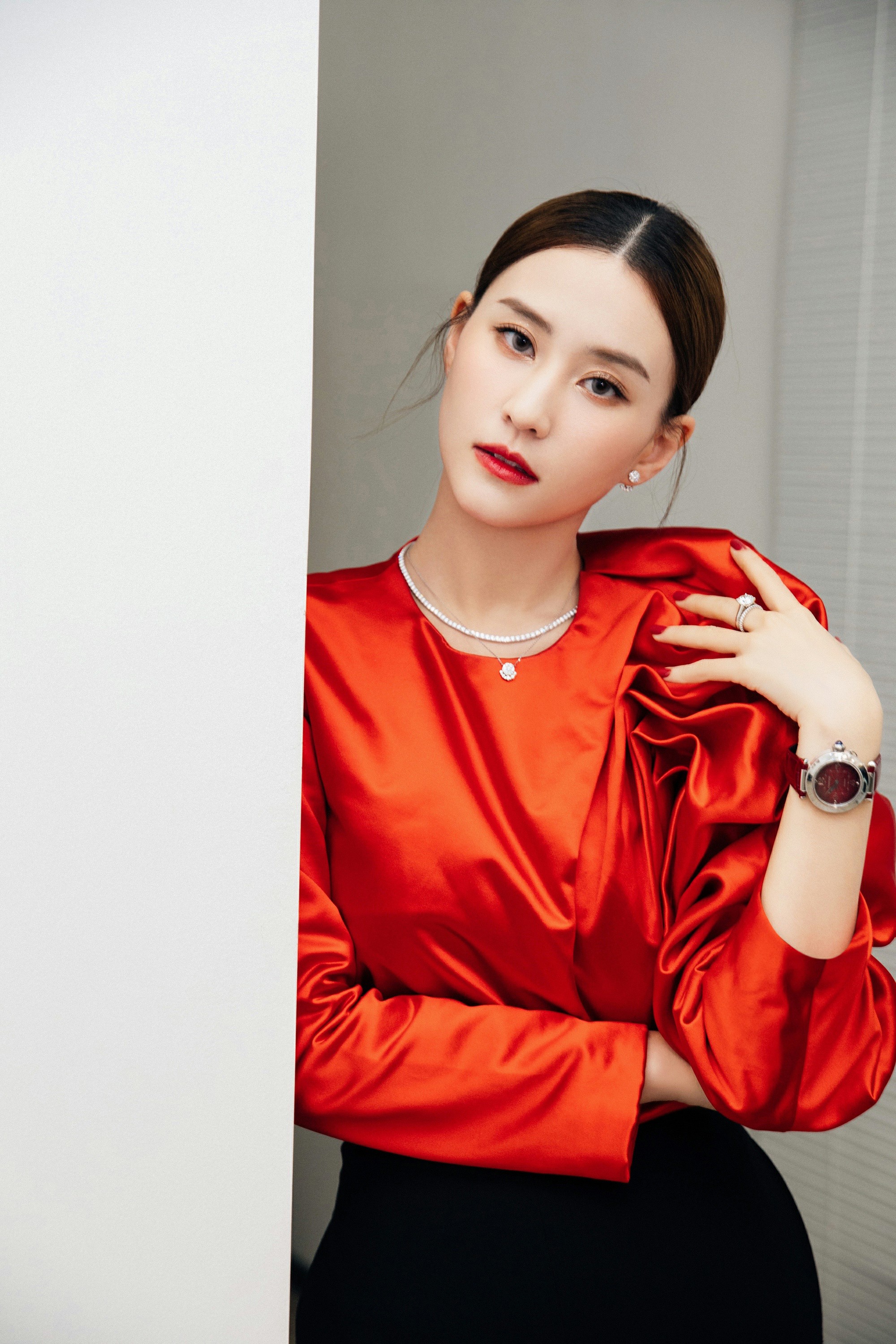 何超莲新年红写真曝光笑容明媚暖入人心