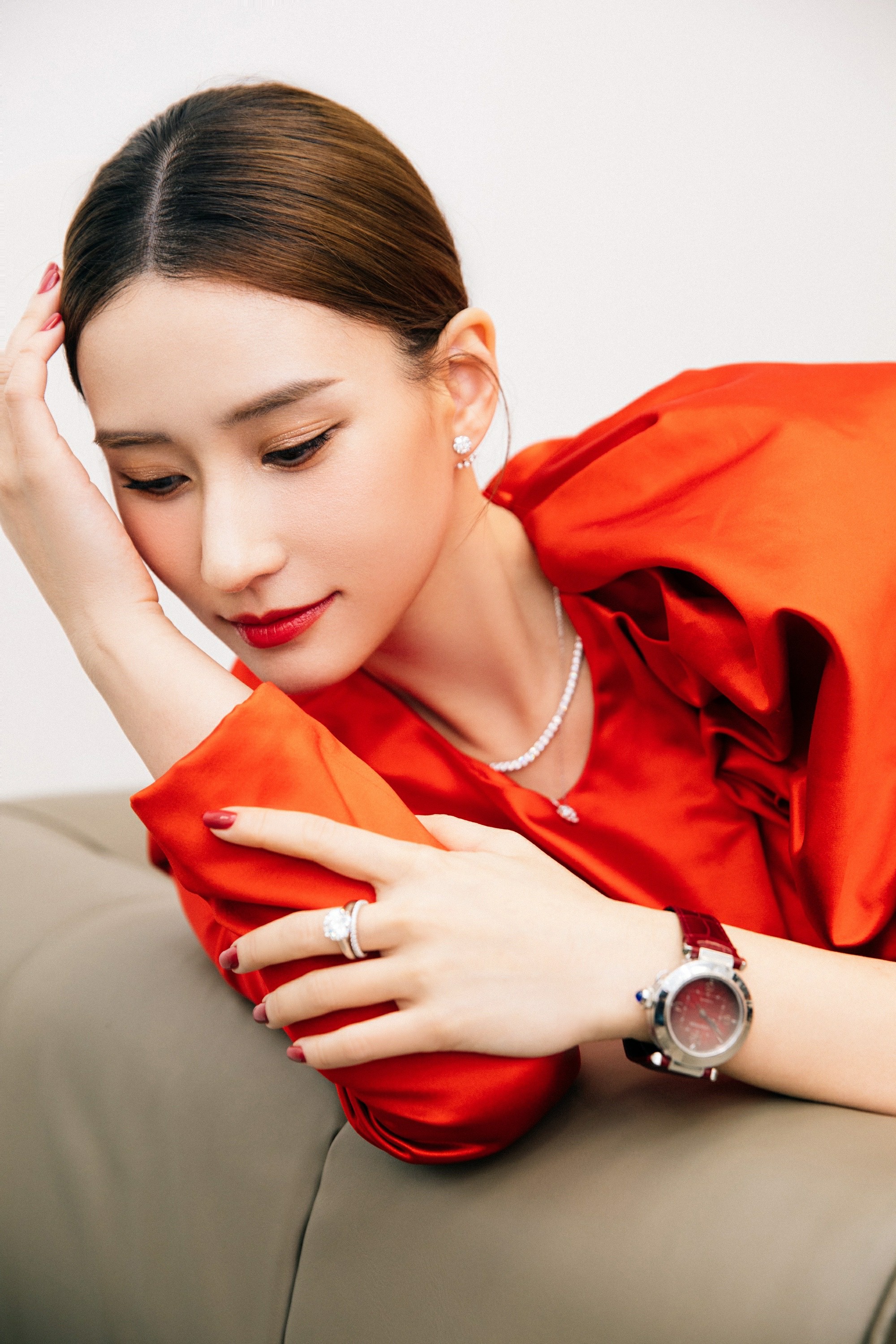 何超莲新年红写真曝光笑容明媚暖入人心