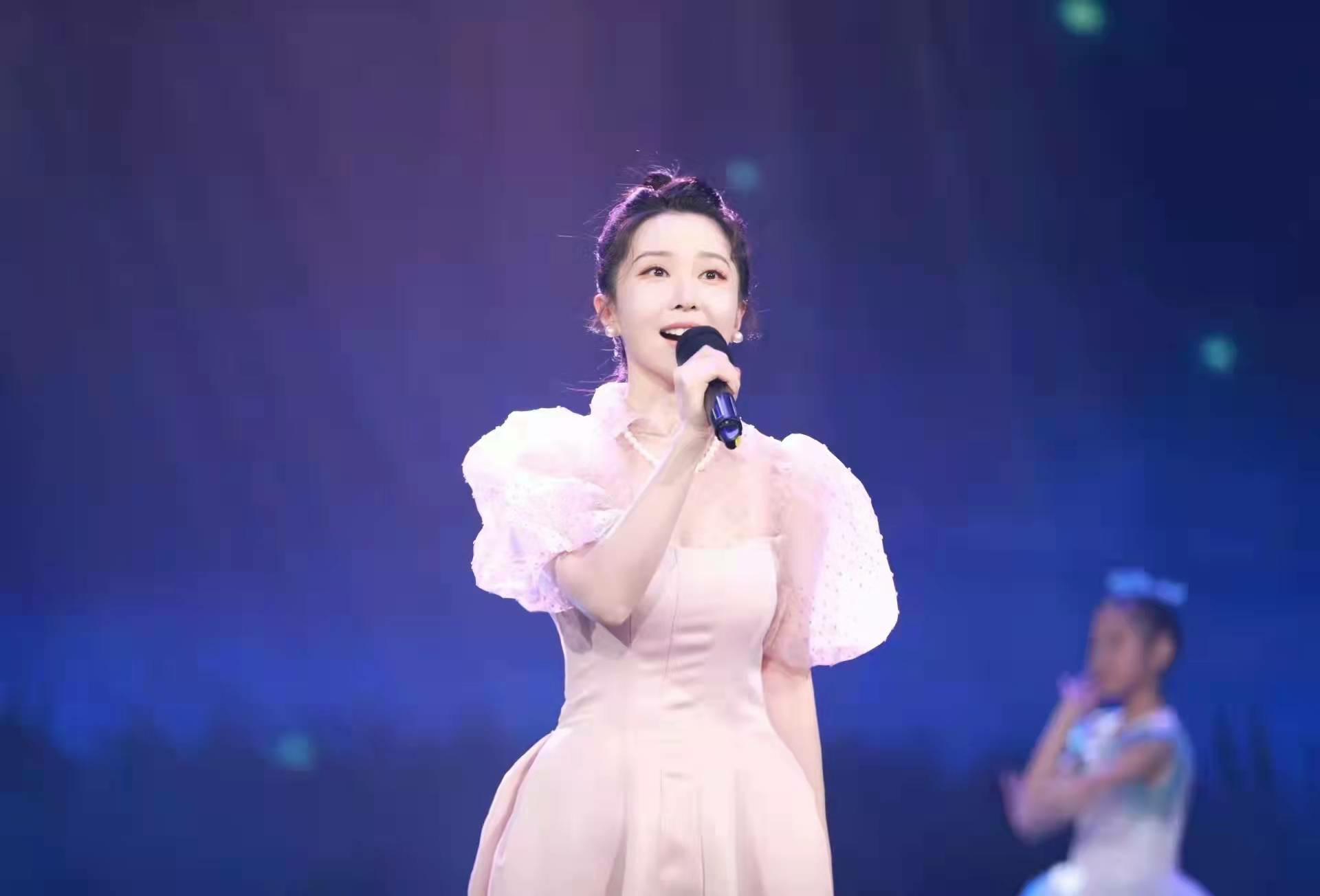周奕彤亮相广西卫视跨年晚会荣获最佳女演员