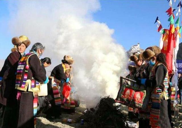 吃"切玛:藏历新年每家必备的吉祥物,用以拜年时表示祝福.