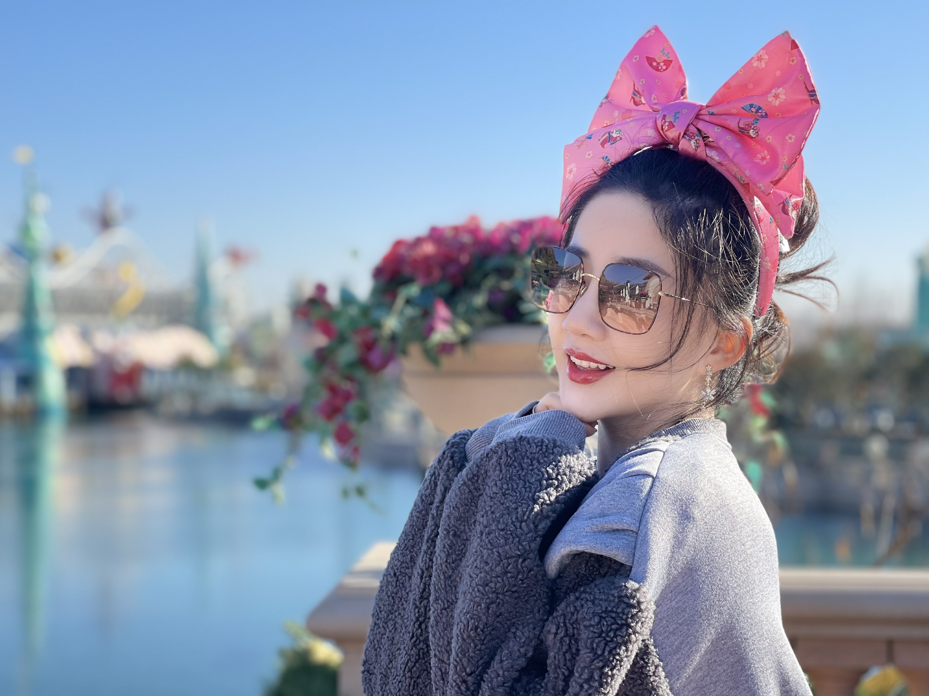 演员陈欣予打卡环球影城造型梦幻灵动甜美