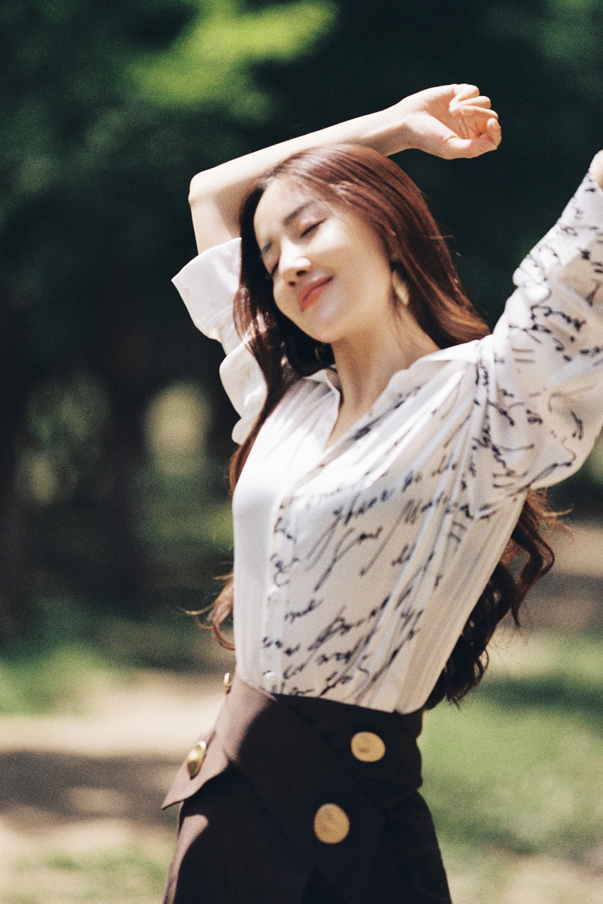 陈欣予春日踏青写真曝光元气少女状态拉满