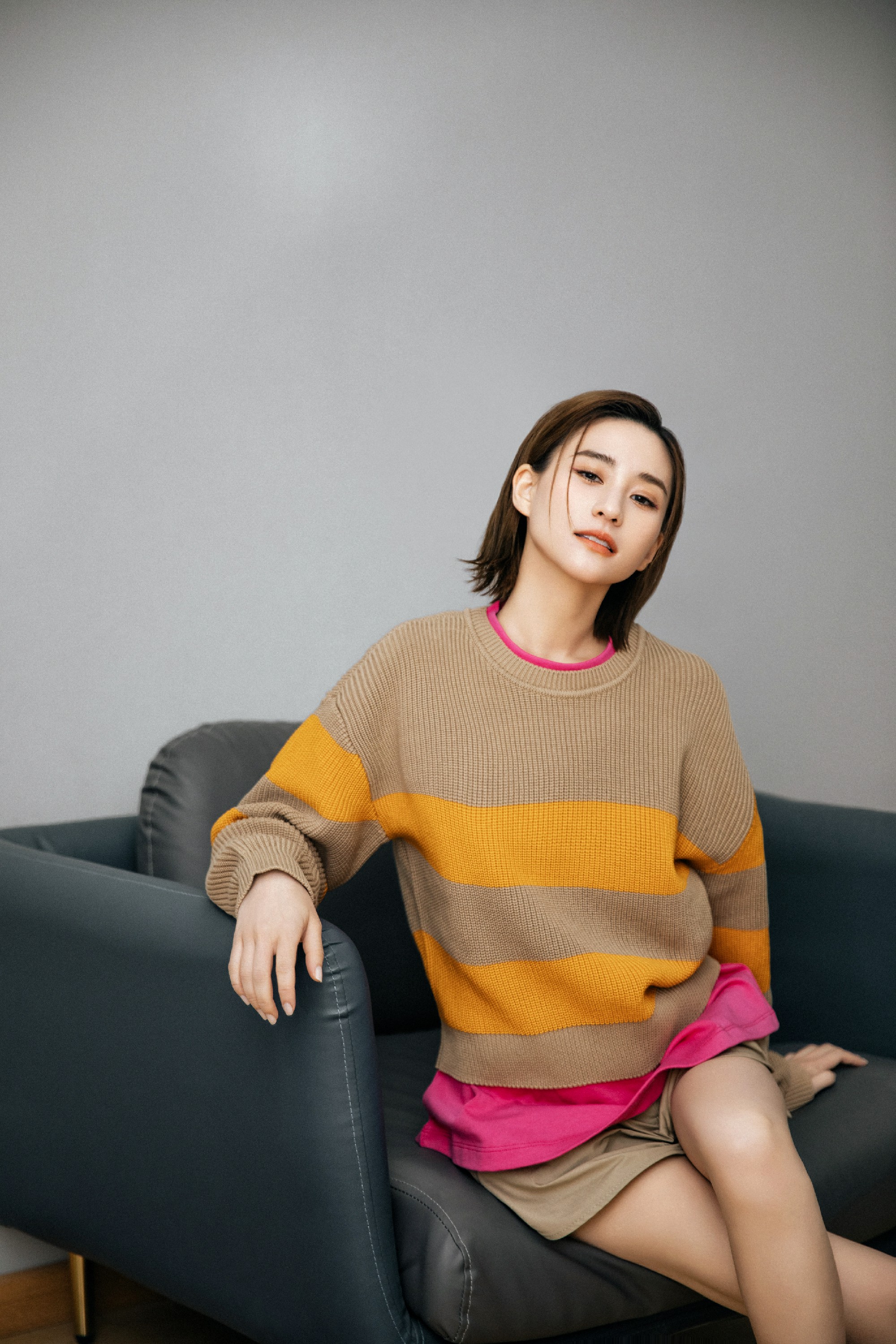 潮流人士的喜爱,大家通常会选用黑白色来进行叠拼穿搭,而何超莲这次的