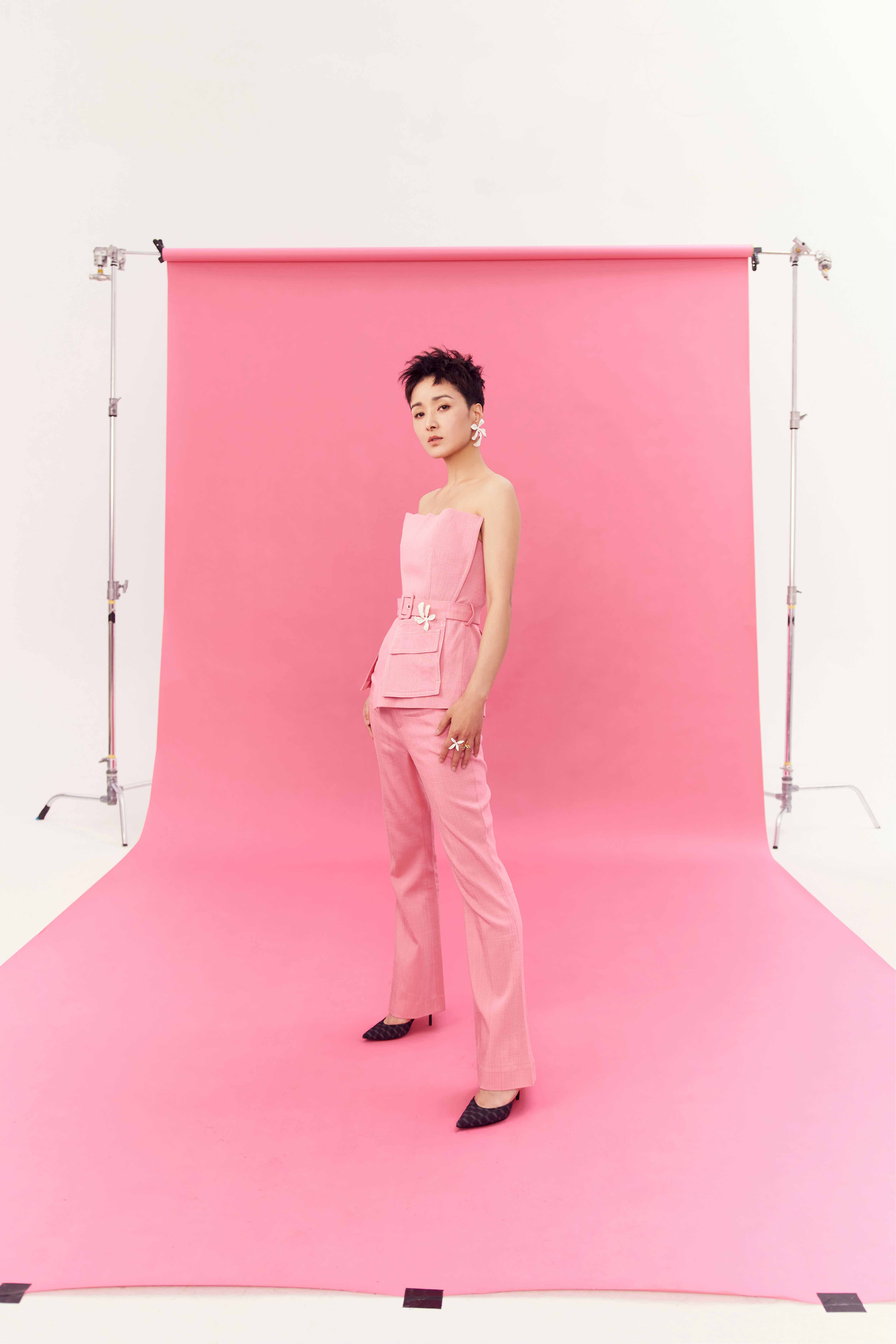 近日,演员黄曼曝光一组520主题风格的大片,在粉色基调的背景下,她身着