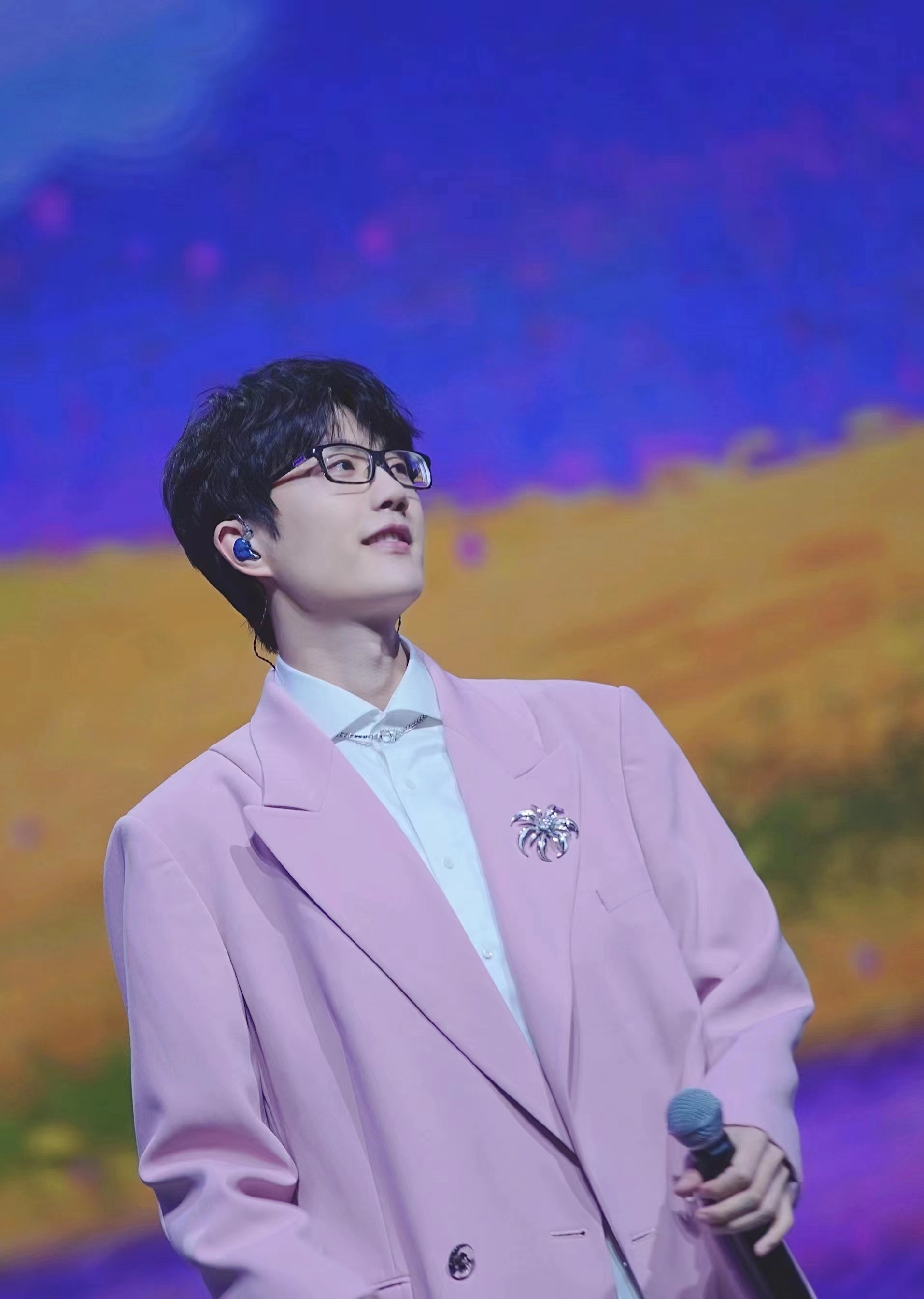 许嵩献唱河南卫视青春万岁五四特别节目一曲在那不遥远的地方致青年