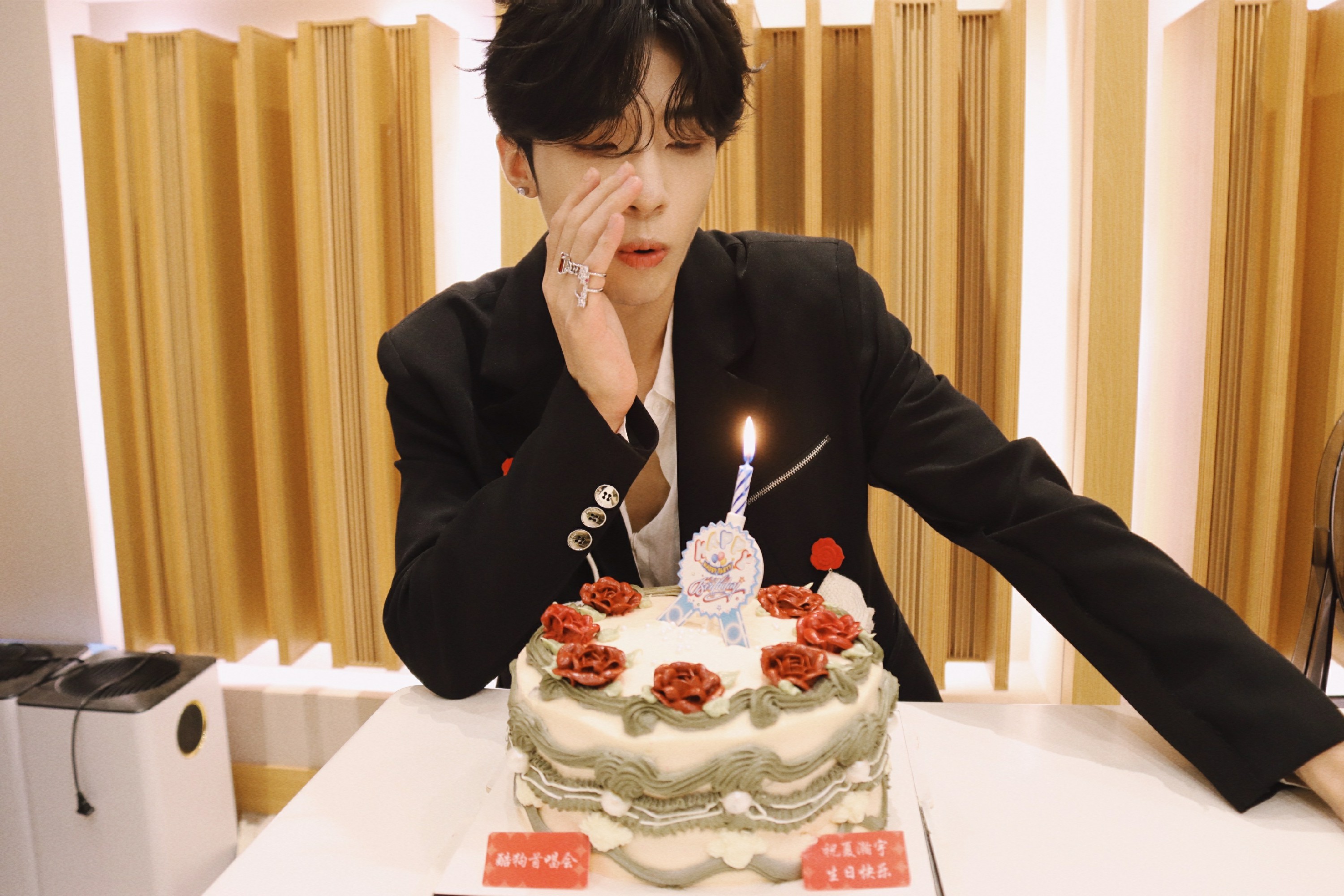 夏瀚宇新作moon上线包揽词曲再显创作力